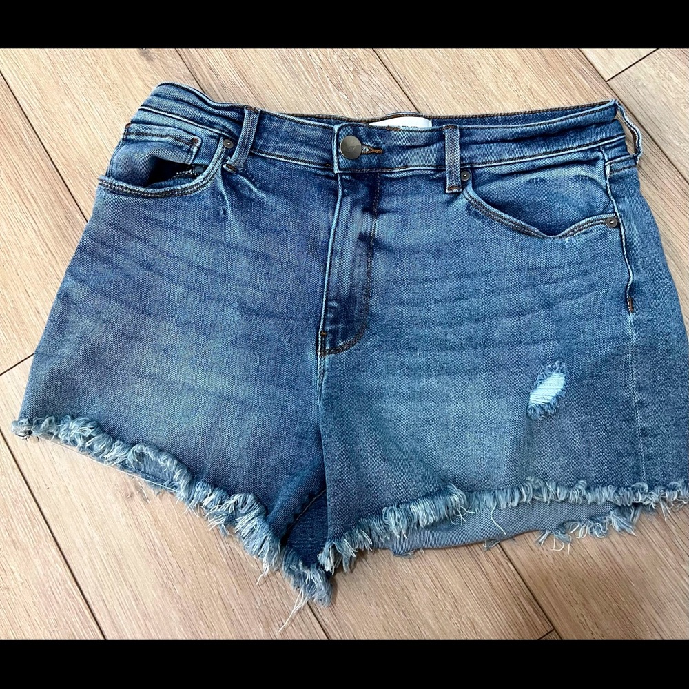 Evereve Ever Jean short. Mint condition. 7” inseam. 30 waist. Boyfriend short